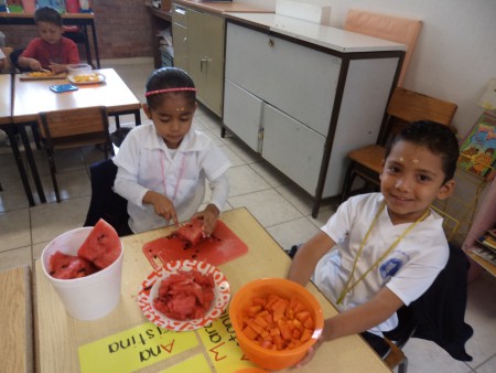 Picando fruta para preparar un rico cocktel